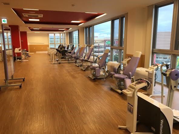フィットネスクラブにあるようなマシーンが並ぶルーム内。窓からは外の景色が眺めることができる