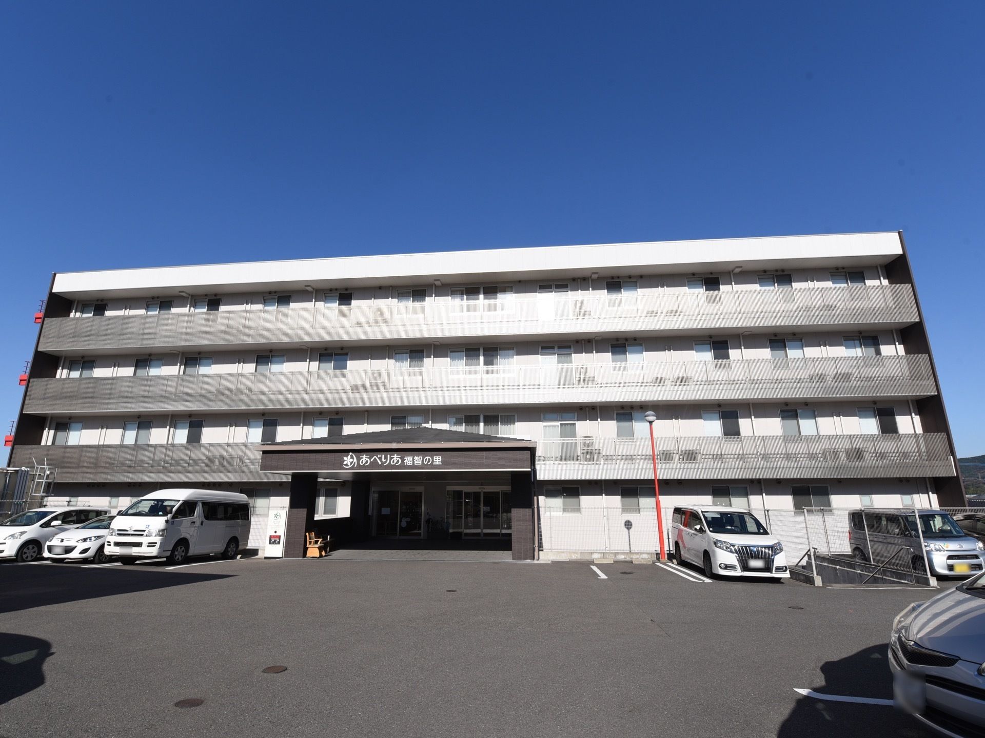 白と黒でデザインされており、とてもシックな建物である。各階にはベランダがあり、フェンスが設置されている。