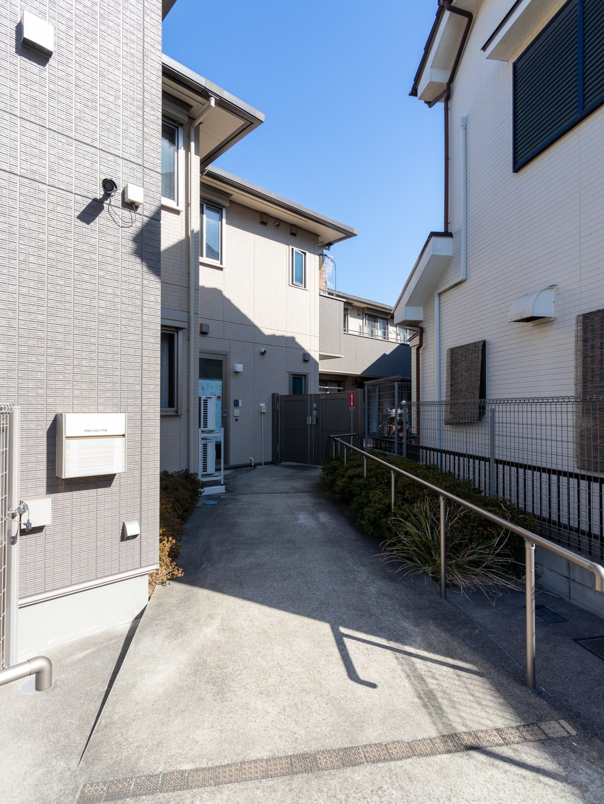 揃いの半そでシャツを着たスタッフがダイニングに集まって微笑んでいる様子