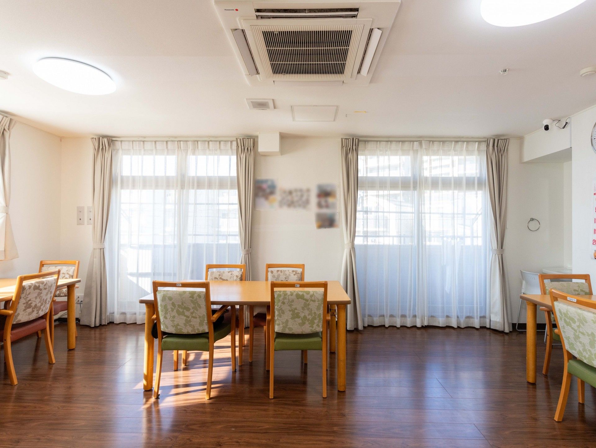 日差しが差し込む部屋