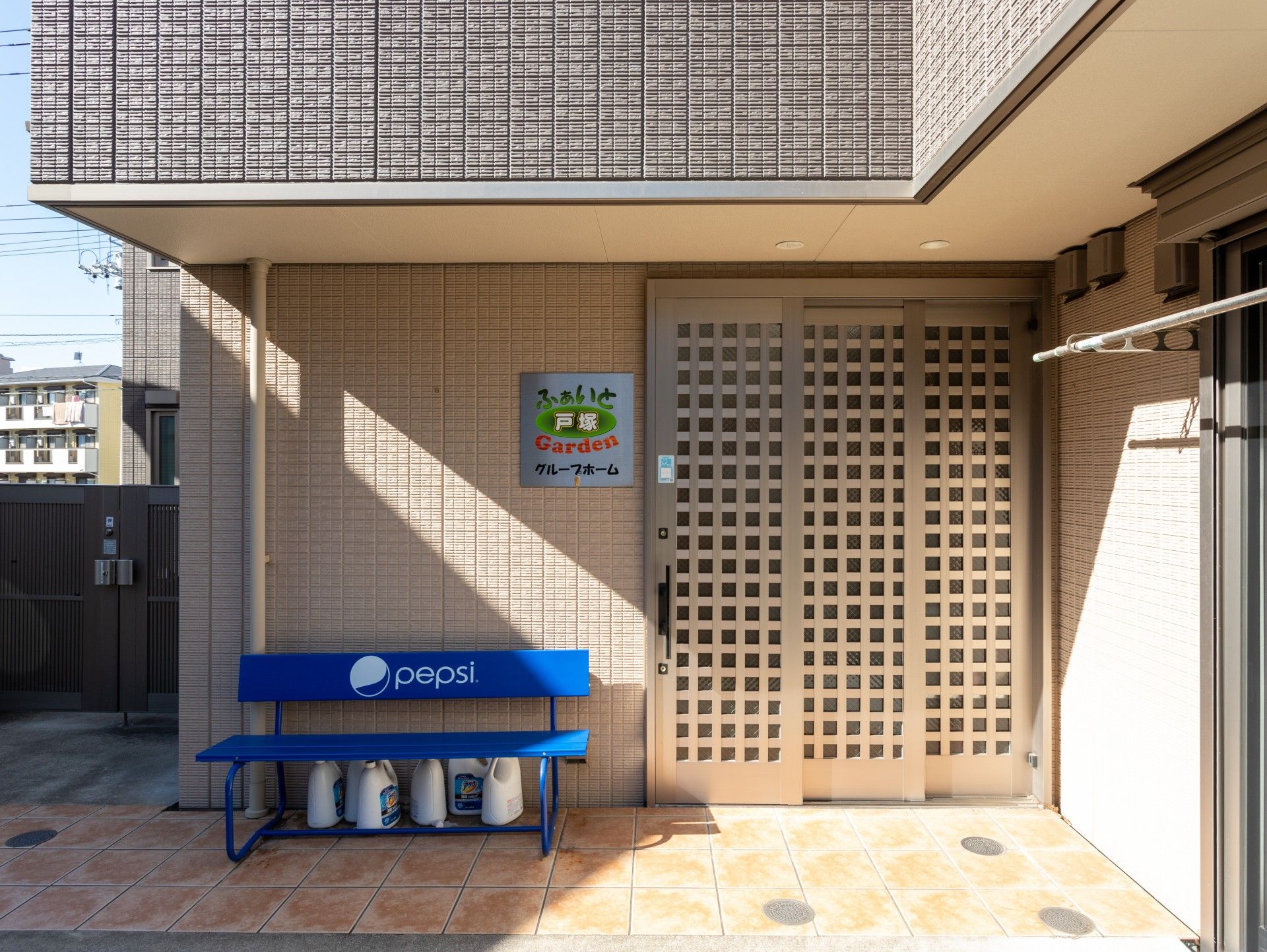 入口のベンチと看板
