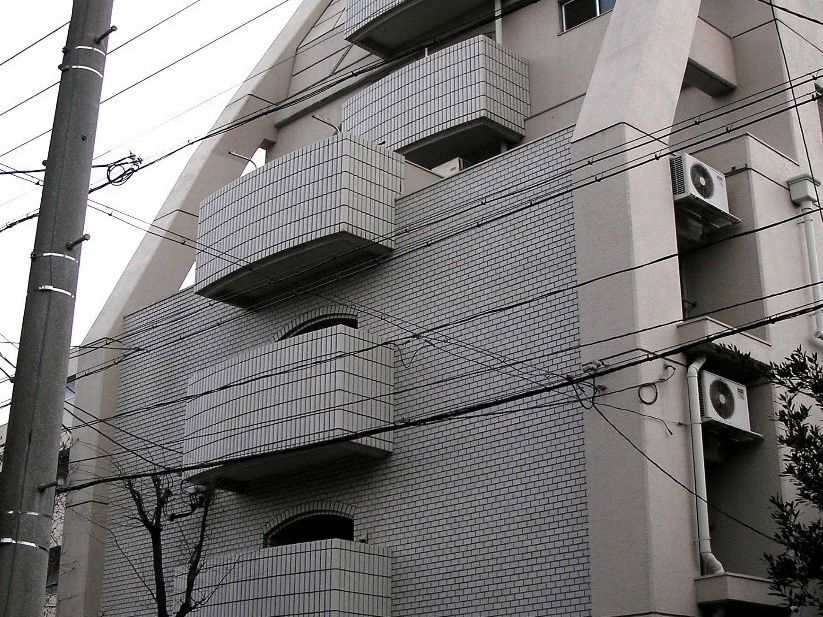 ５階建ての建物は中央部分に凹凸がある面白いデザイン。