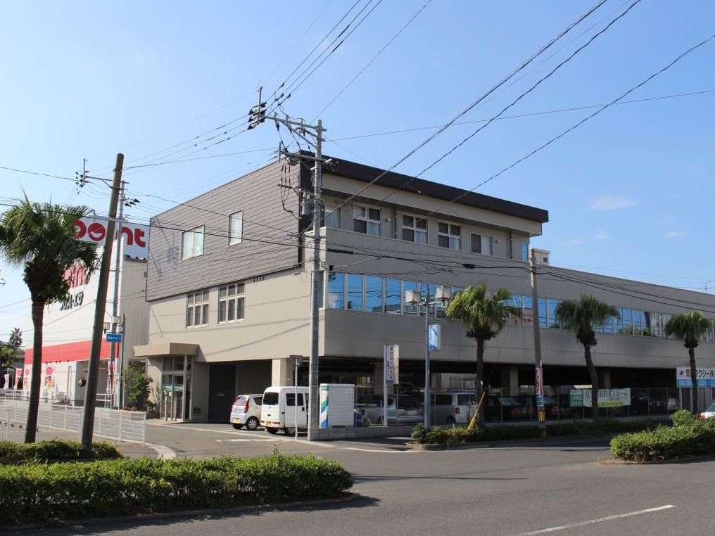 比較的地味な色合いの建物が写っている。目の前には道路が広がっている