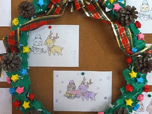 クリスマスカードが写っている。リースもあって季節感がある飾りつけになっている