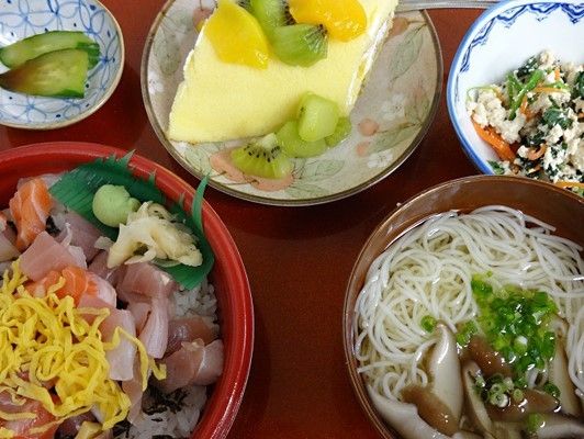 ちらし寿司、そうめん、フルーツ、白和えなどが写っている