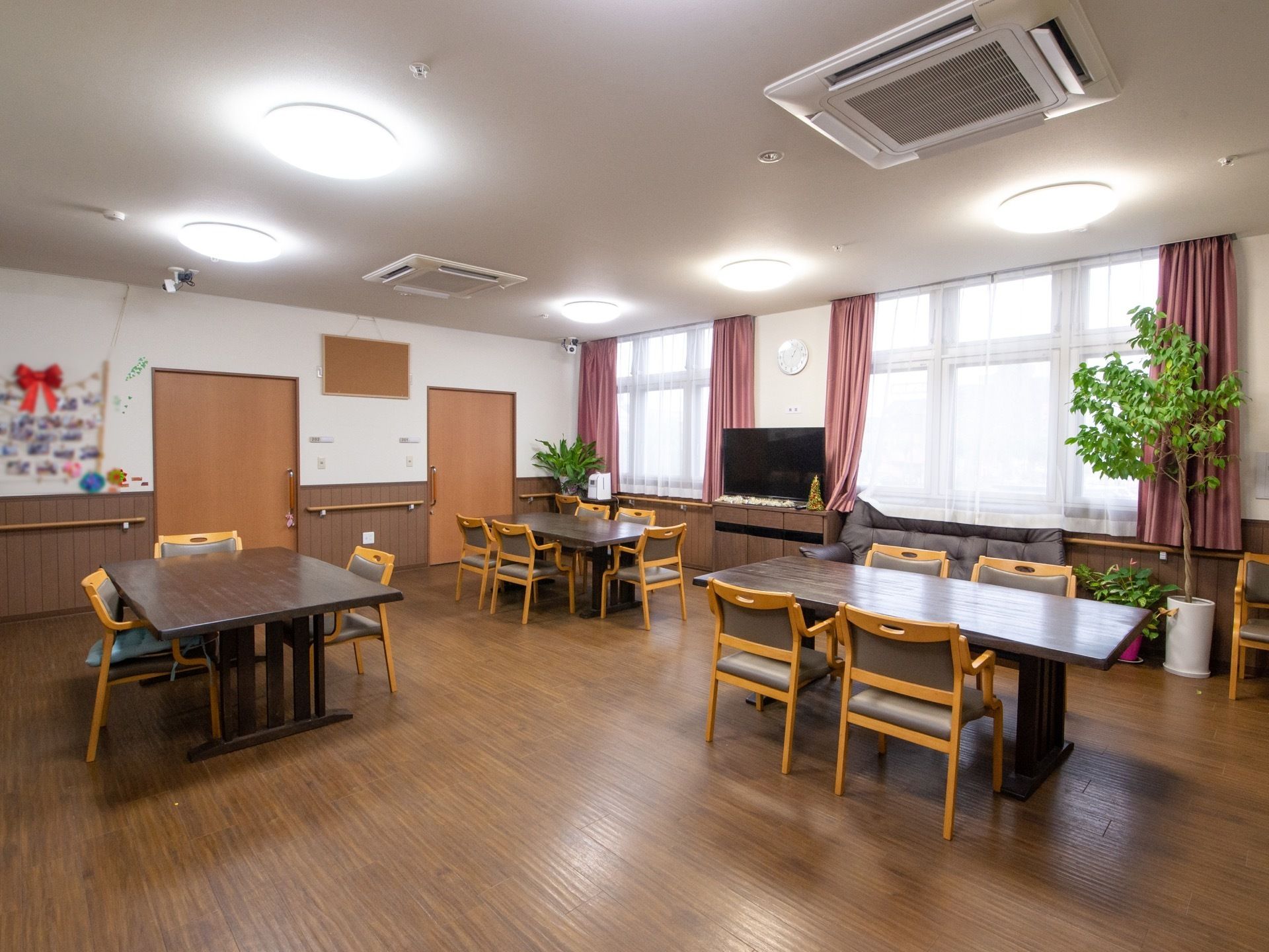 広々とした室内にテーブルが間隔を空けて配置されている。天井も高く室内は明るく開放的な雰囲気になっている。