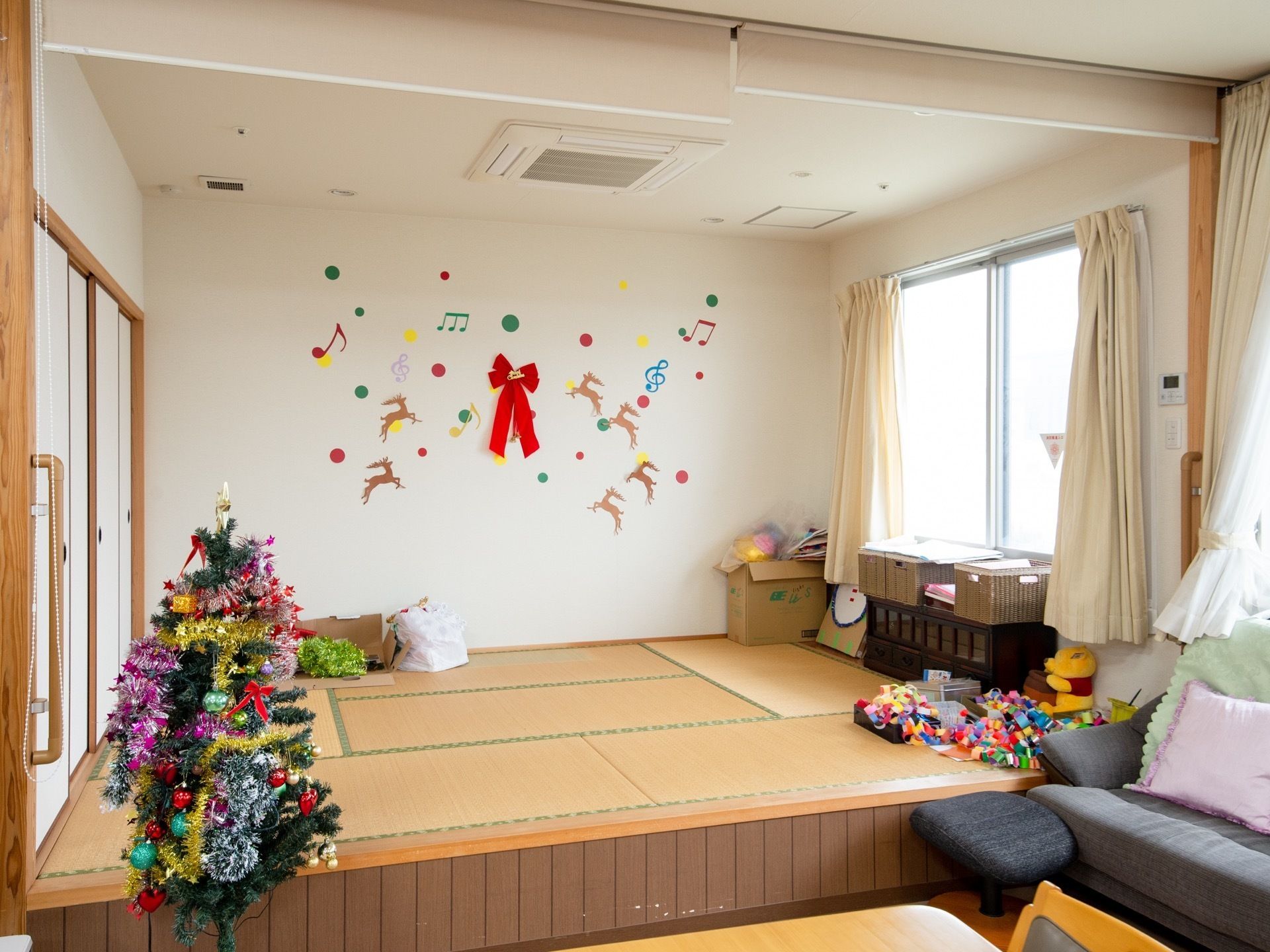 リビングの一角を高くして、そこに畳を敷いている。窓から日が良く入り、明るく開放的な空間になっている。