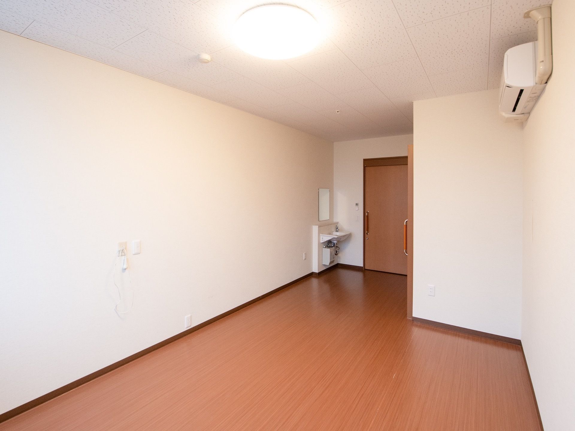 明るく広々とした室内には据え置きの家具がないので、入居者様がお気に入りの家具などを持ち込んで利用することができる。