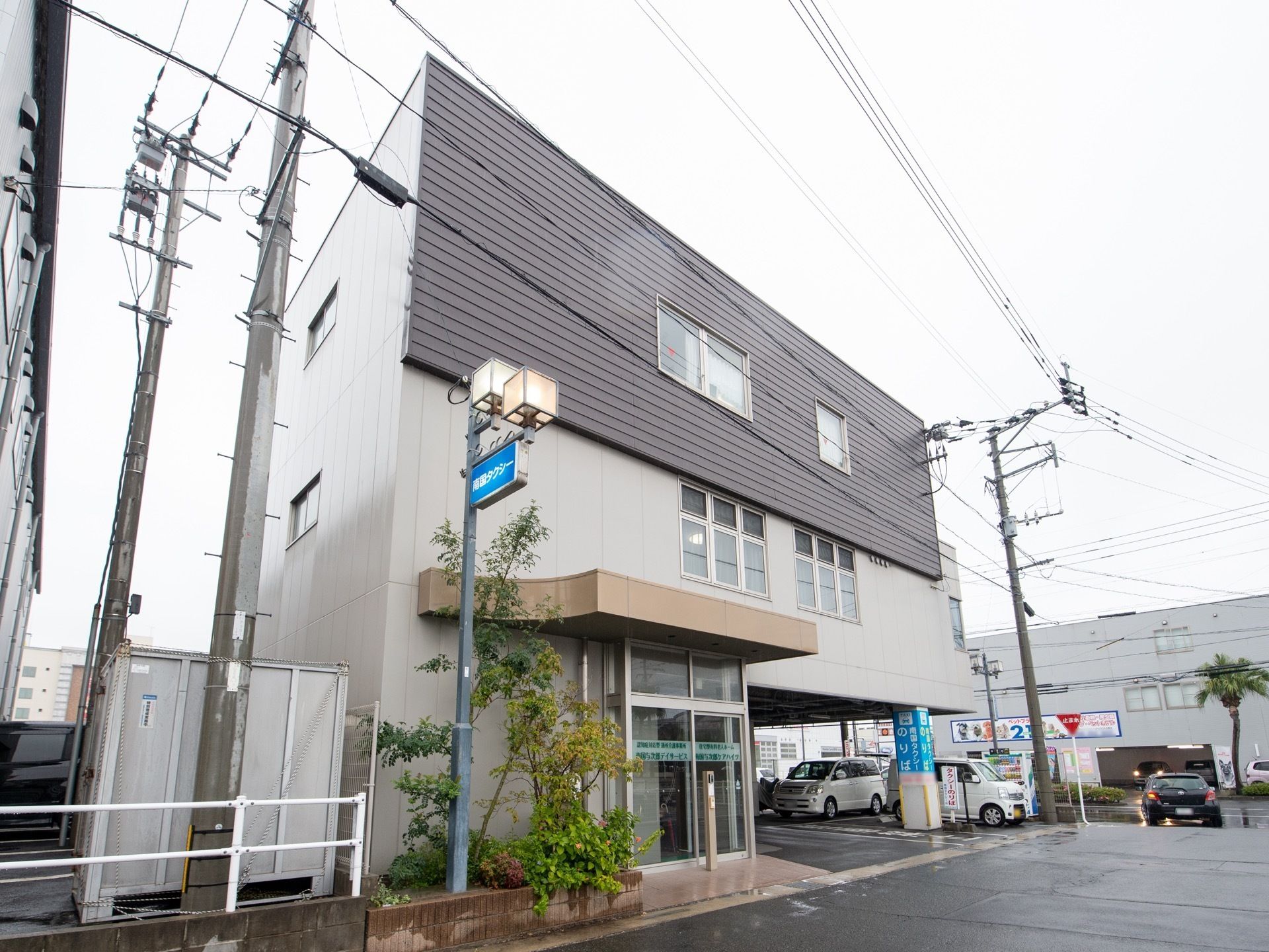 ３階建ての特徴的な外観。周辺には大きな公園があるので、天気の良い日には徒歩圏内で散策をお楽しみいただける。