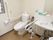 共有のトイレには個室内に洗面台が併設されている。窓から日が入り、白い壁に反射して明るく開放的な空間となっている。
