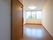 居室を入ってすぐにトイレのスライドドアが見える。部屋は明るく広々としているので居心地の良い雰囲気になっている。