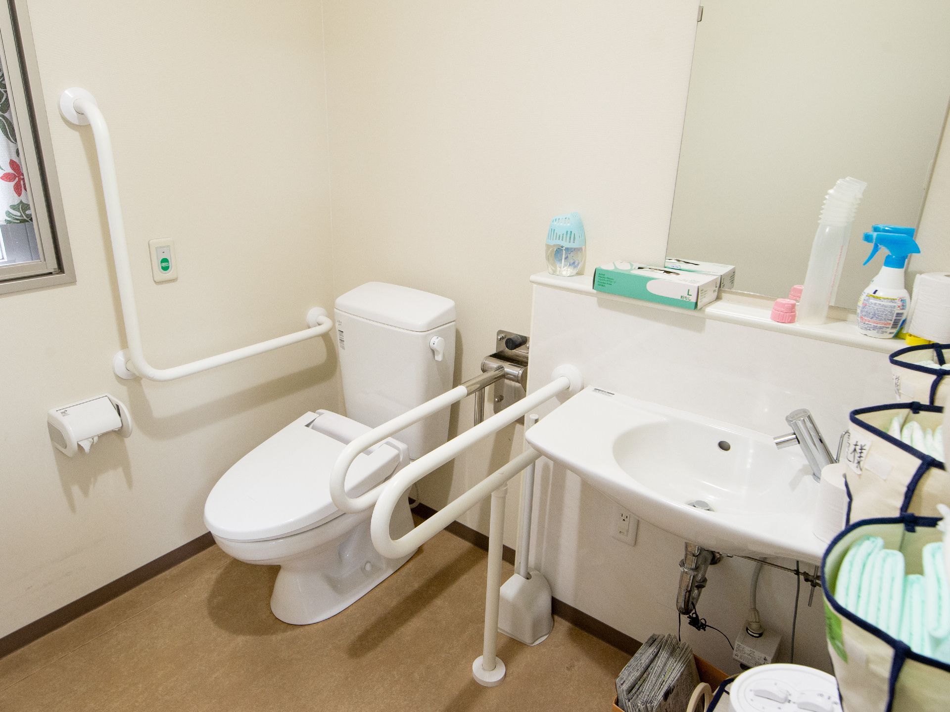 洋式便器の横に、手洗い場が設置されているタイプのトイレ個室