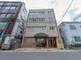 都市の街角にある建物