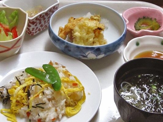チラシ寿司、天ぷら、お吸い物など春っぽいメニューが写っている。