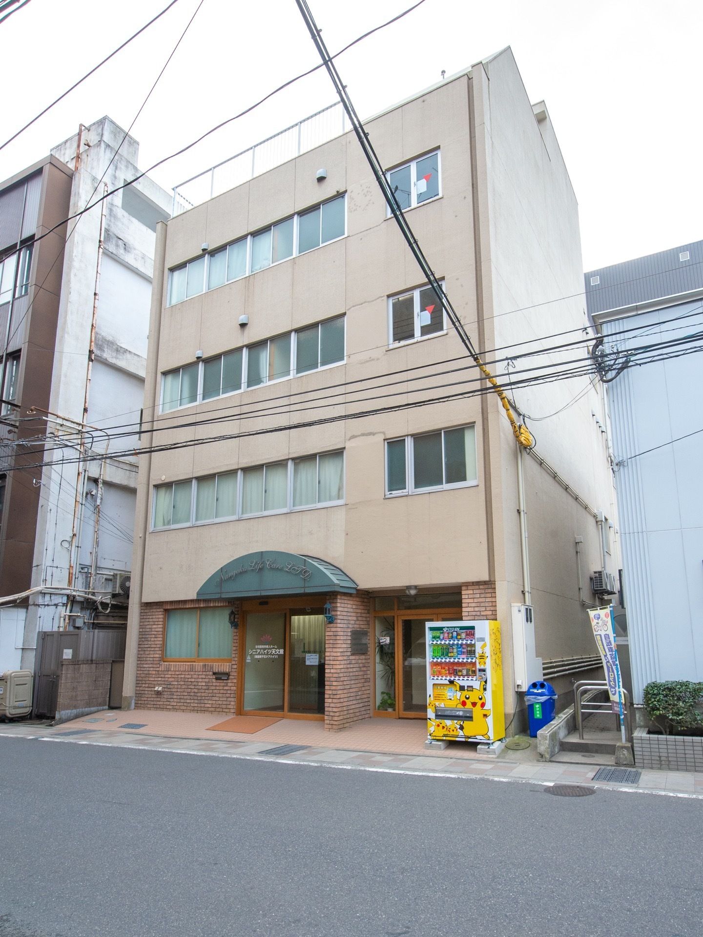 ４階建ての商業ビルのような外観の建物で、一見するとグループホームがあるとはわからない。周囲には日を遮るような高い建物がなく、日当たりは良好。