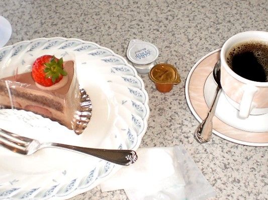 甘いケーキとコーヒー。ある日のおやつが写っているのが分かる