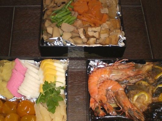 豪華な食材を利用した季節のイベント食。みんなで分けて食べるような食事が写っている