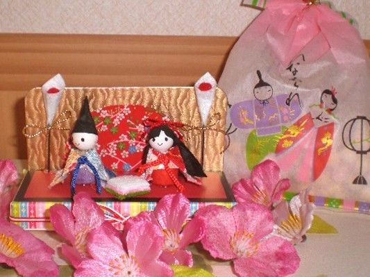 お雛様が写っている。桃の節句に合わせた飾りつけであることが分かる