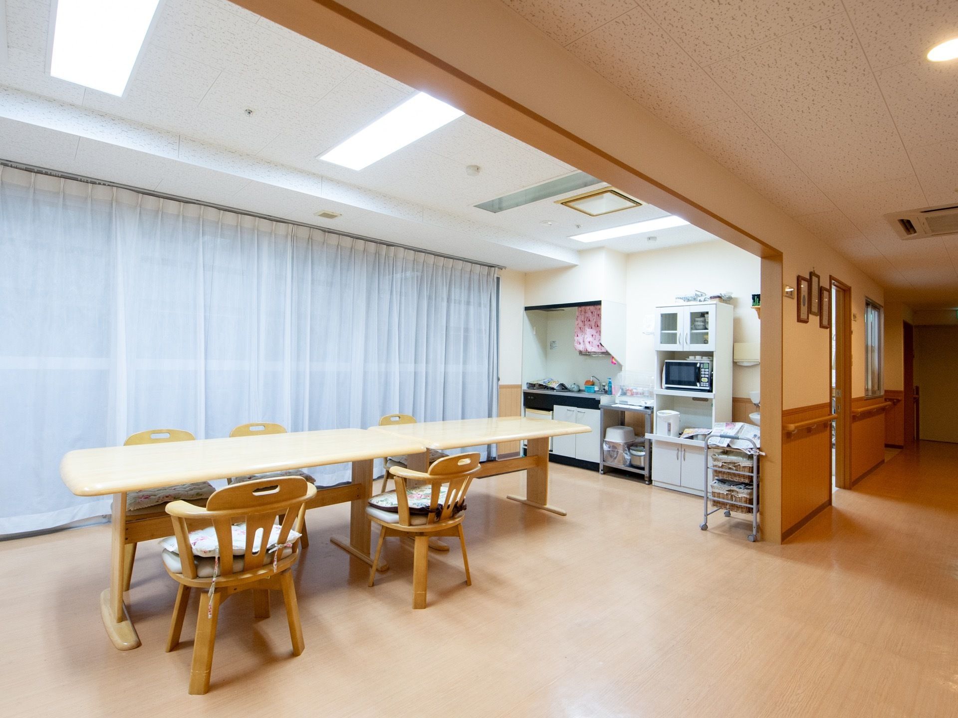 食堂と廊下の間には扉がない。一面は大きな窓になっており、光を取り込むことができる。窓にはレースカーテンがかかっている。