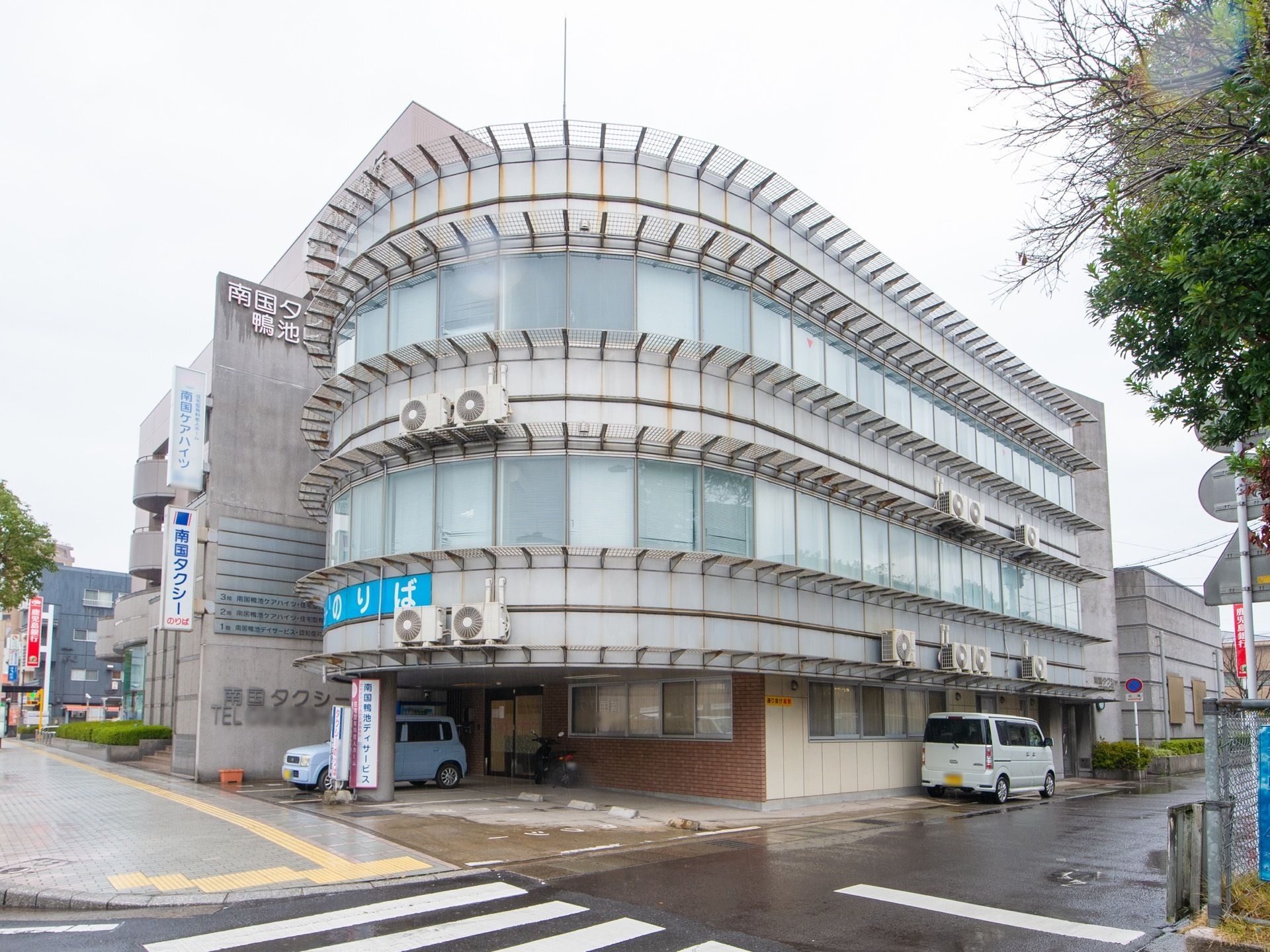 ３階建ての施設は、入り口側が円形のデザインになっている。１階の凹み部分が玄関ポーチになっているので、玄関を雨から防ぐことができる。