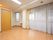 家具などのない入居前の居室である。大きな窓があり、左にはトイレの引き戸と洗面台のあるコーナーがある。