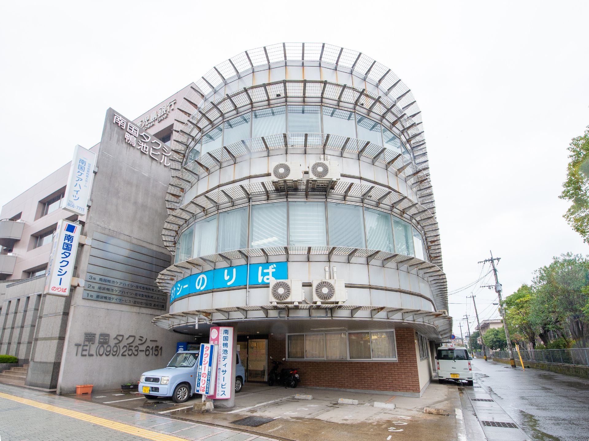 一階にタクシー乗り場が設置されている、円柱型の施設外観