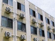 窓の外側にエアコンの室外機が並んでいる様子が分かる。各部屋にエアコンが取り付けてある