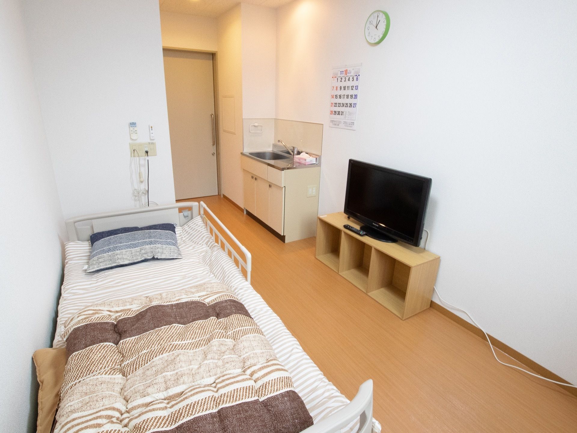 ミニキッチンが常設された居室である。ベッドとテレビ、テレビ台が設置されている。出入口は、引き戸になっている。