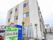 シンプルな3階建ての建物である。敷地入り口には、施設名が書かれた看板と、自動販売機が設置されている。