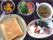主食がトーストで、サラダや目玉焼きなど、彩り豊かな食事メニューである。栄養バランスを考え、見た目にも楽しめる食事が提供されている。