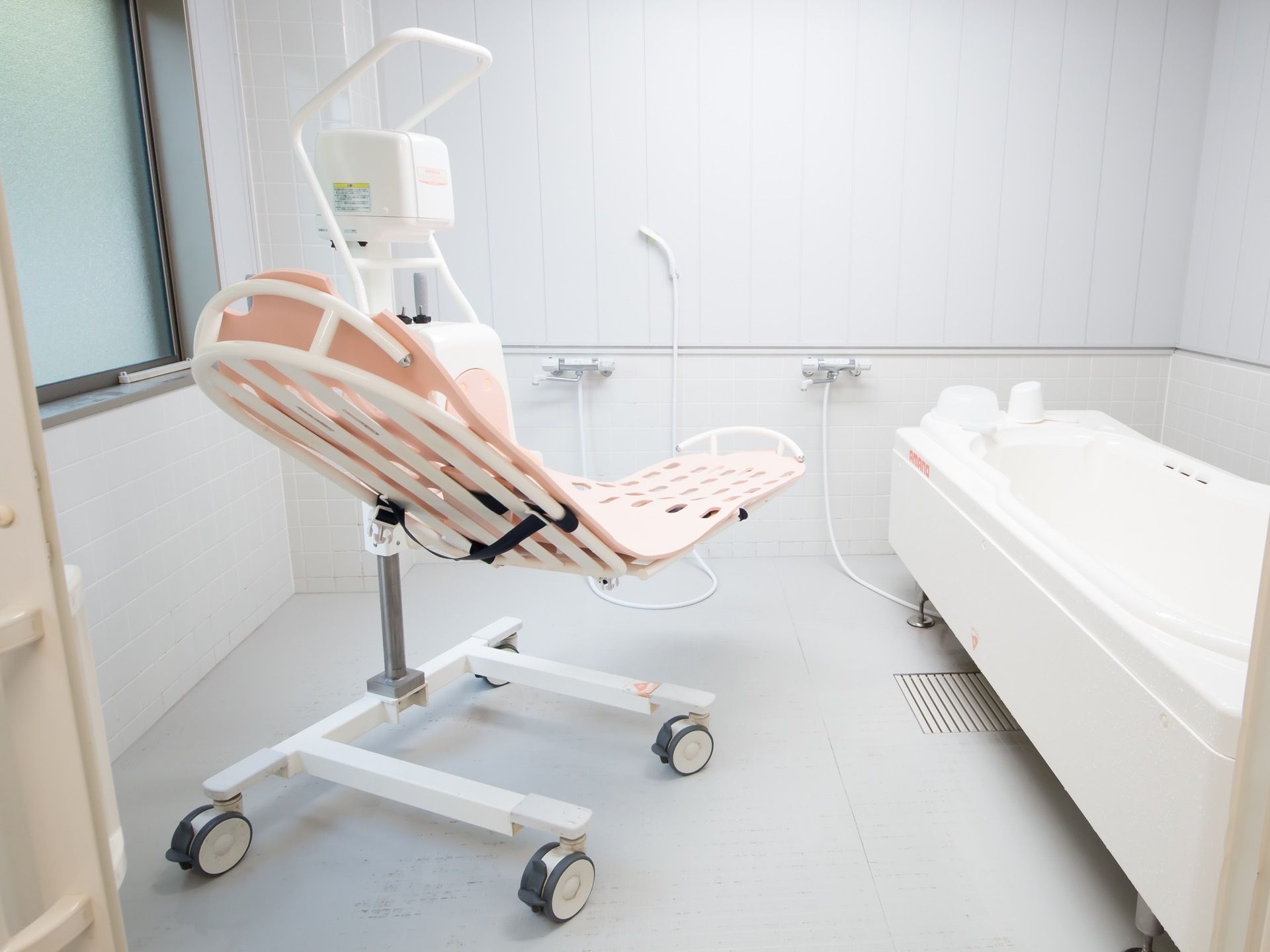 医師と看護師、患者が話している様子。施設内に明るい日差しが差し込んでいるのが分かる
