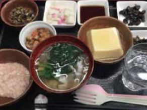 おかゆや卵豆腐など柔らかめのおかずをメインとした献立。フォークとスプーンが添えられている。