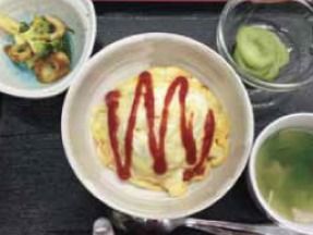 ケチャップが乗ったオムライスをメインとして、小鉢二つとスープ。
