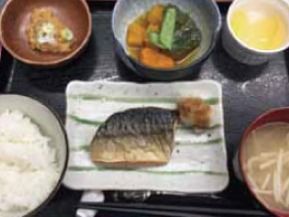 塩サバの乗った四角い和風の皿を中央に置き、その周辺を白ご飯・味噌汁・小鉢3品が囲んでいる。