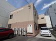 施設は茶系のスタイリッシュなデザインの建物で、一見グループホームには見えない。外壁の上部分に施設名の入った白い看板がある。