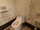 明るい共有スペースとトイレのある廊下
