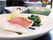 ある日の一食の様子。魚らしきもの、野菜の煮つけらしきものが写っている