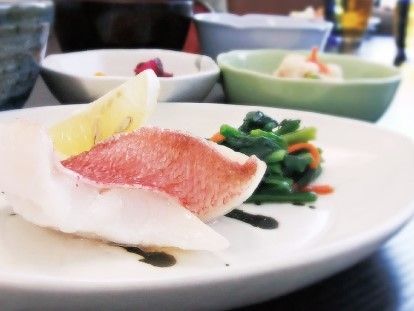 魚と野菜の料理が写っている。ある日の一食のメニューであることが分かる