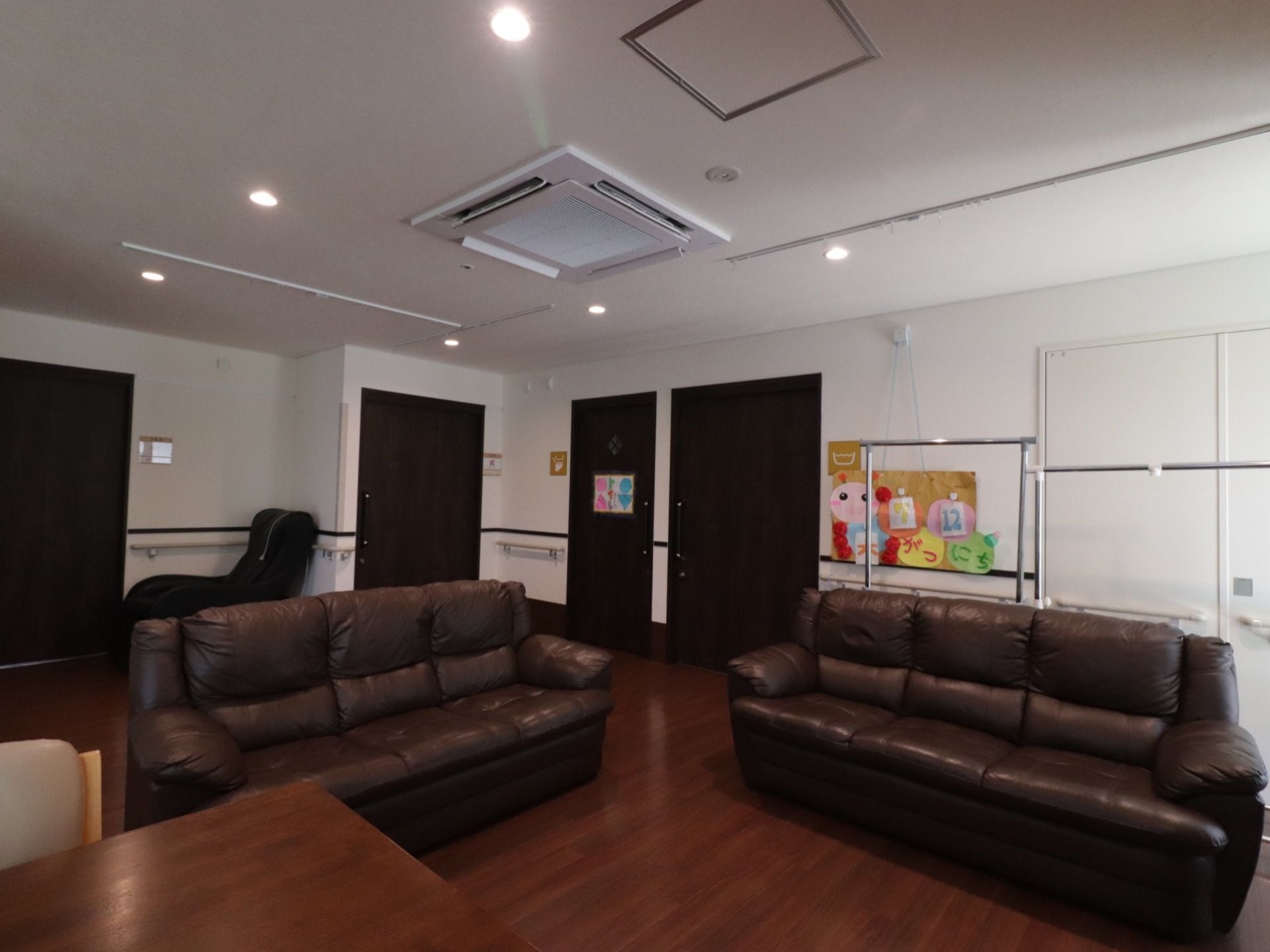 入口が引き戸のお部屋とたくさんつながっているため、多くの入居者様が利用しやすい。ソファに座ってくつろぐことができる。