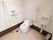 白い壁の明るいトイレである。呼び出しボタンを設置しており、いざという時も迅速にスタッフに連絡をすることができる。