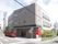施設は、ブラウンが基調の外壁の３階建ての建物である。玄関の扉は自動ドアになっており、安全に出入りすることができる。