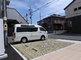 介護施設の外観と駐車場