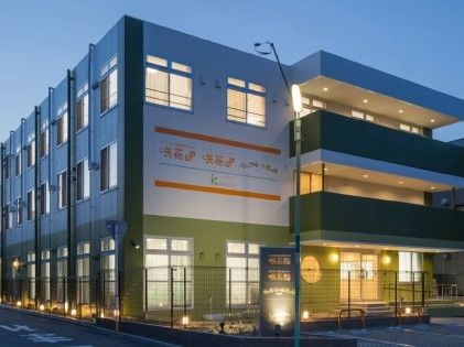 夕焼けに浮かび上がる施設の様子。色合いが柔らかく普通の建物と変わりない感じが分かる