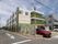 外壁の緑と白が特徴の３階建ての建物である。施設を思わせないモダンな造りになっている。２階から上に大きなベランダがある。