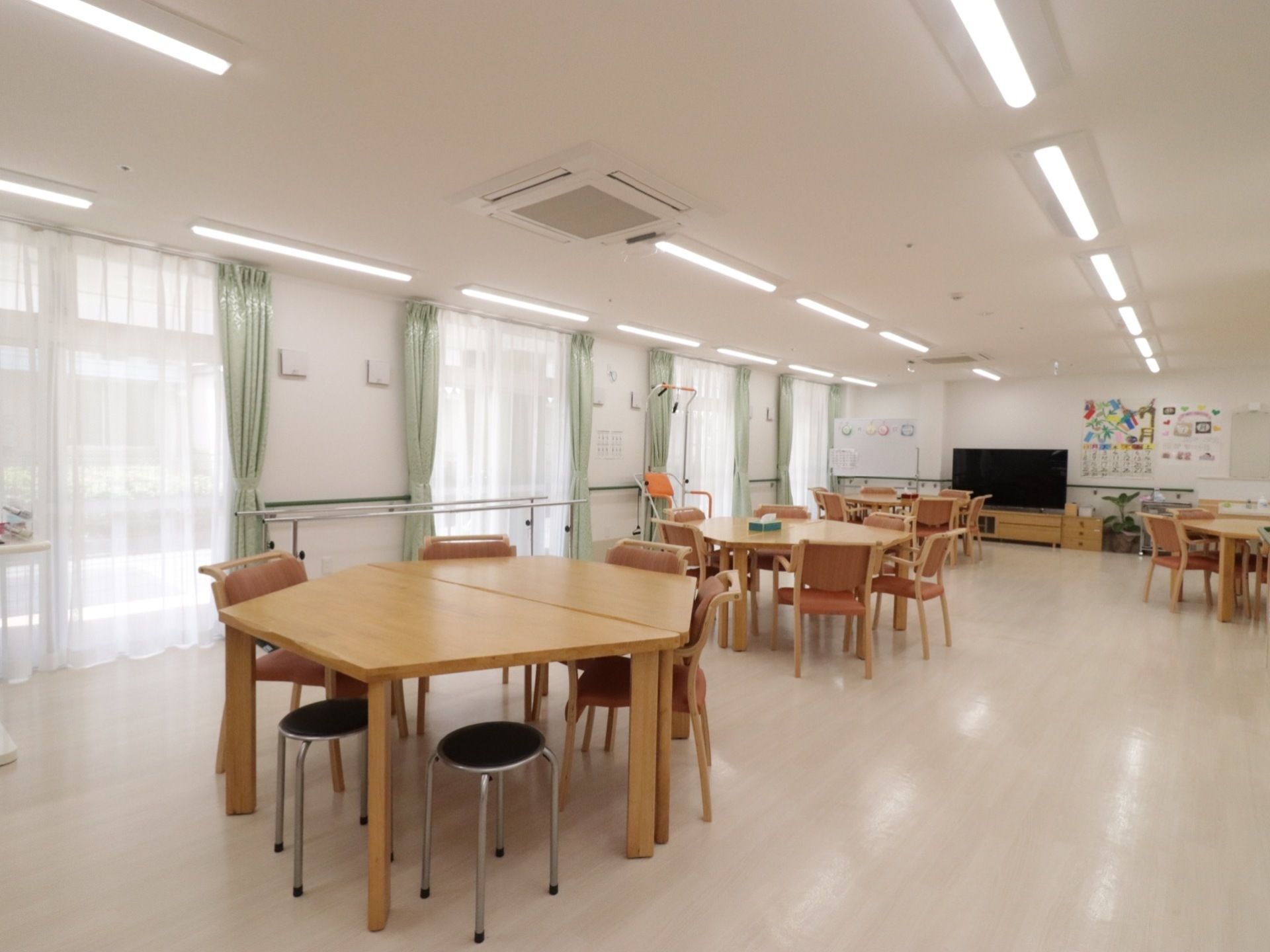 ２人で微笑む夫婦。外に出ているのでリラックスしている様子が分かる。非が差し込む公園風の場所