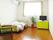 一人用の部屋にベッドとタンス、いすが並んでいる。窓からは明るい日差しがこぼれているのが分かる