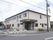 外装色がベージュの明るい色使いの2階建てである。その周囲は閑静な住宅街であり、日当たり良好な環境となっている。
