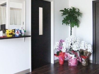 濃い色合いが印象的な建物の中。どこかから贈られたであろう花が飾られている