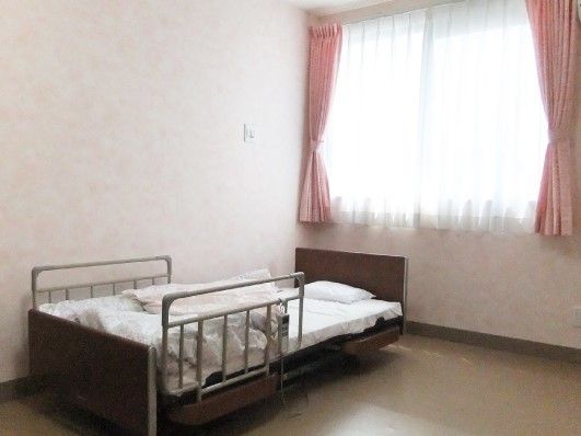 一人で部屋でくつろぐ男性。ソファに座ってゆっくりとくつろいでいるのが分かる