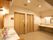 中央にトイレの扉が２つ並んでおり、その両側に洗面台が設置されている。洗面台の下には何もない設計なので車椅子で使用しやすい。